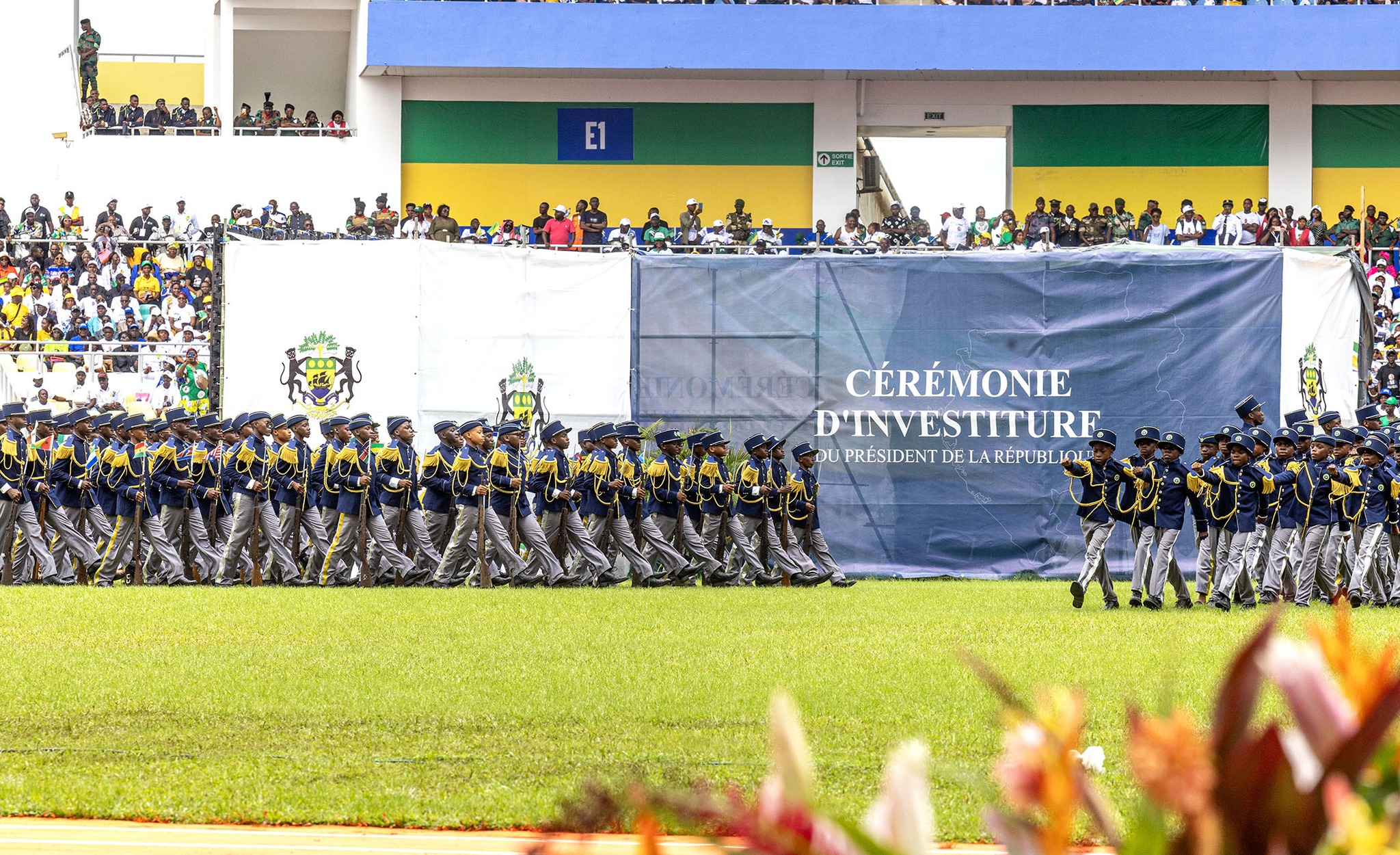 Jeunes gabonais assistant à la cérémonie d'investiture